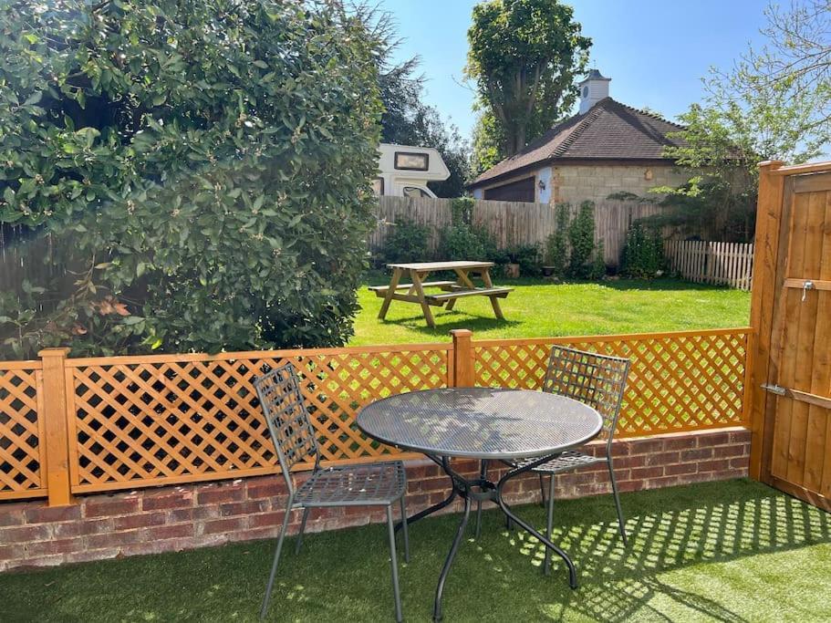 Cosy Coach House Garden Apartment By The Sea, Own Entrance Door, Garden Terrace With Exclusive Rear Door Access & Free Reserved Parking Space Only 2 Mtrs From Your Apt Door! Early Checkin From 3Pm And Late Check Out Till 11Am Available! Broadstairs Exteriör bild