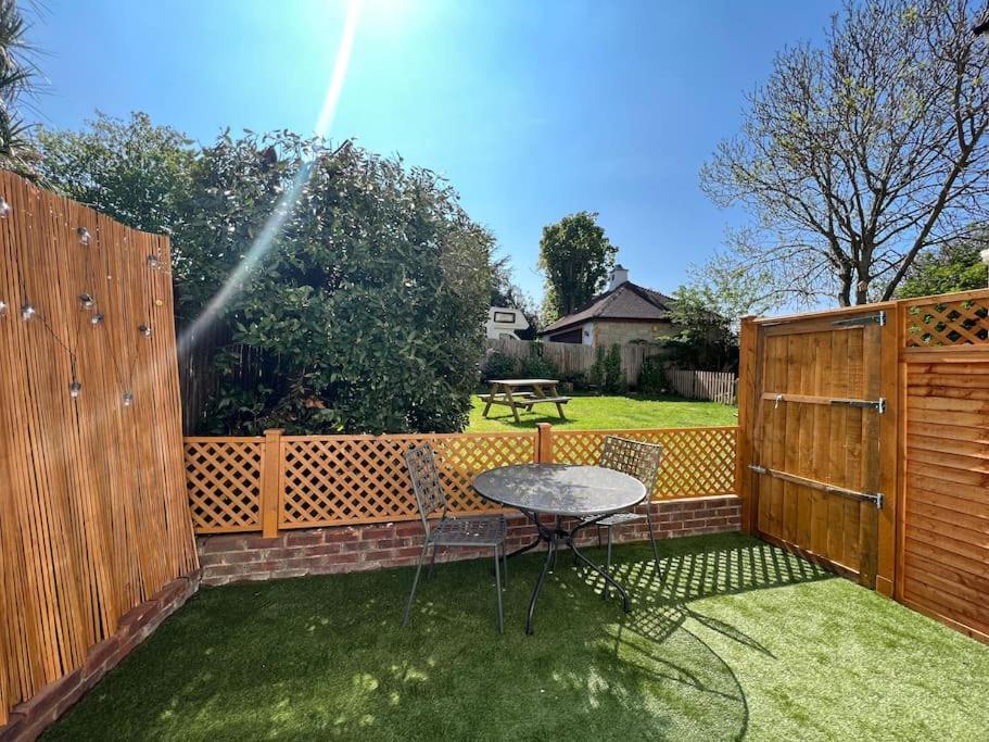Cosy Coach House Garden Apartment By The Sea, Own Entrance Door, Garden Terrace With Exclusive Rear Door Access & Free Reserved Parking Space Only 2 Mtrs From Your Apt Door! Early Checkin From 3Pm And Late Check Out Till 11Am Available! Broadstairs Exteriör bild