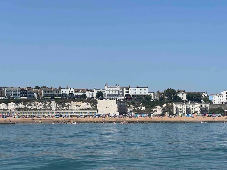 Cosy Coach House Garden Apartment By The Sea, Own Entrance Door, Garden Terrace With Exclusive Rear Door Access & Free Reserved Parking Space Only 2 Mtrs From Your Apt Door! Early Checkin From 3Pm And Late Check Out Till 11Am Available! Broadstairs Exteriör bild