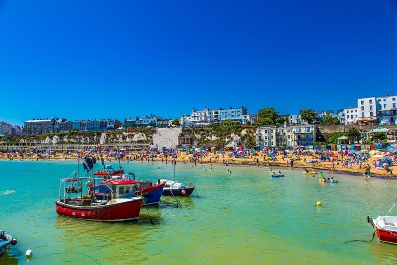 Cosy Coach House Garden Apartment By The Sea, Own Entrance Door, Garden Terrace With Exclusive Rear Door Access & Free Reserved Parking Space Only 2 Mtrs From Your Apt Door! Early Checkin From 3Pm And Late Check Out Till 11Am Available! Broadstairs Exteriör bild