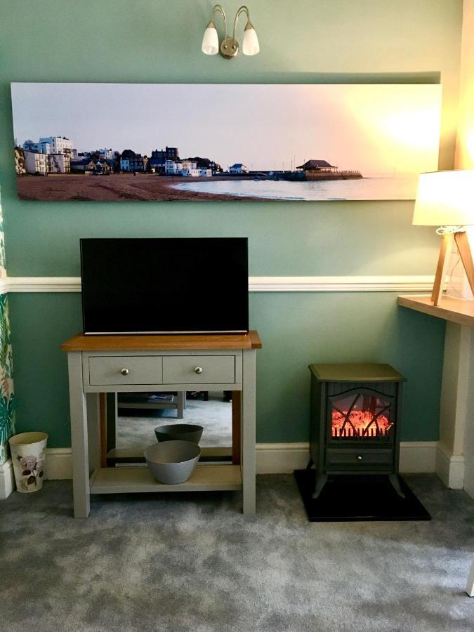 Cosy Coach House Garden Apartment By The Sea, Own Entrance Door, Garden Terrace With Exclusive Rear Door Access & Free Reserved Parking Space Only 2 Mtrs From Your Apt Door! Early Checkin From 3Pm And Late Check Out Till 11Am Available! Broadstairs Exteriör bild